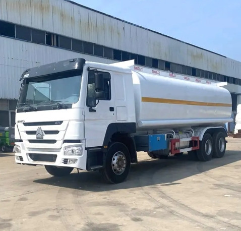 Camion-Citerne HOWO 6x4 Reconditionné – Réservoir Neuf 20 000 Litres – 371 CV