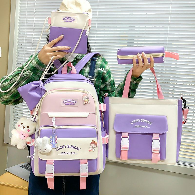 Ensemble de sacs d'école kawaii multi pièces style "Lucky Sunday" de couleur parme et blanc, comprenant un grand sac à dos, un sac cabas assorti, une trousse et des pochettes de rangement.
