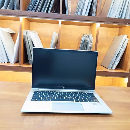 Ordinateur portable HP EliteBook 830G7 d'occasion 95% neuf, écran HD IPS de 14 pouces core i7,  8e génération 16 Go de RAM