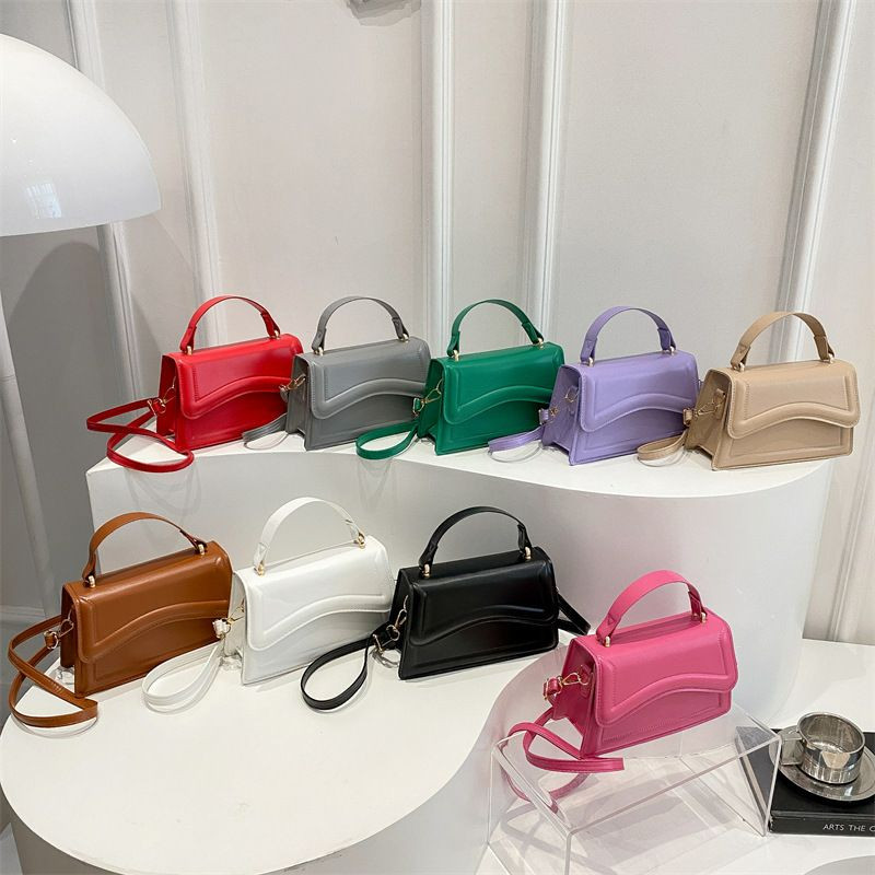 Sac a main tendance, collection présente des mini sacs à main pour femmes en similicuir, dotés d'une poignée supérieure et d'une bandoulière assortie, disponibles dans un choix de coloris vifs et neut
