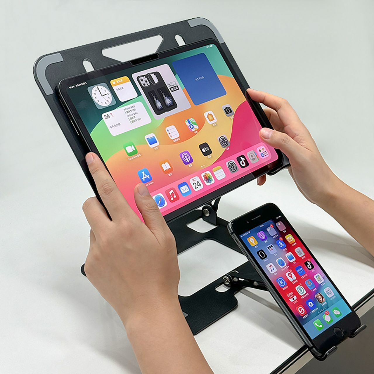 Support pour ordinateur portable et téléphone portable deux en un rehaussant le refroidissement vertical support de bureau pliant en acier au carbone