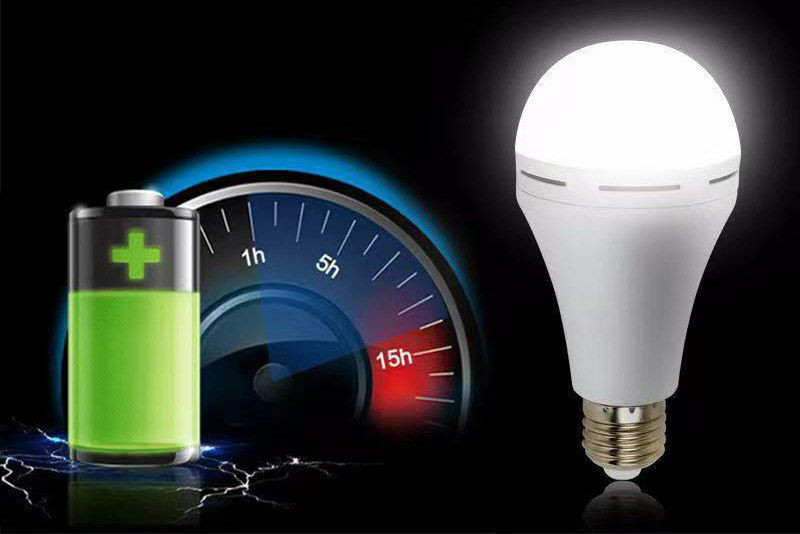 Ampoule LED d'urgence rechargeable. Elle est spécialement conçue pour s'allumer automatiquement en cas de panne de courant et peut également servir de lampe de poche portative.
