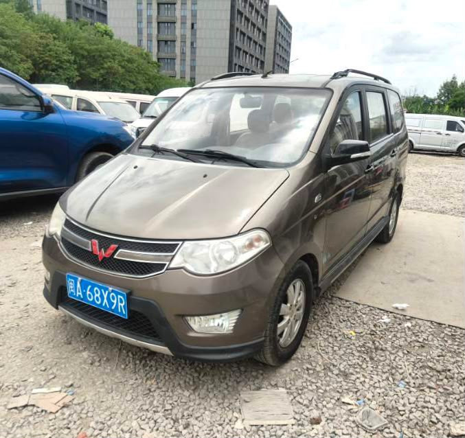 Wuling Hongguang S (modèle 2014), finition Luxury, moteur 1,5 L, 7 à 8 places, boîte automatique -   Idéal pour une utilisation familiale et le transport de marchandises