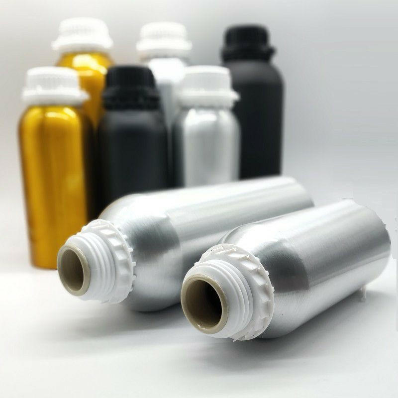 Bouteilles en aluminium sont couramment utilisées comme emballage pour des huiles essentielles, des parfums ou des produits cosmétiques.