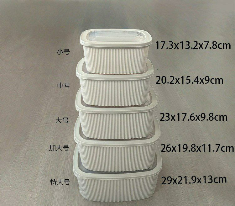 Ensemble de cinq boîtes de conservation empilables en plastique.