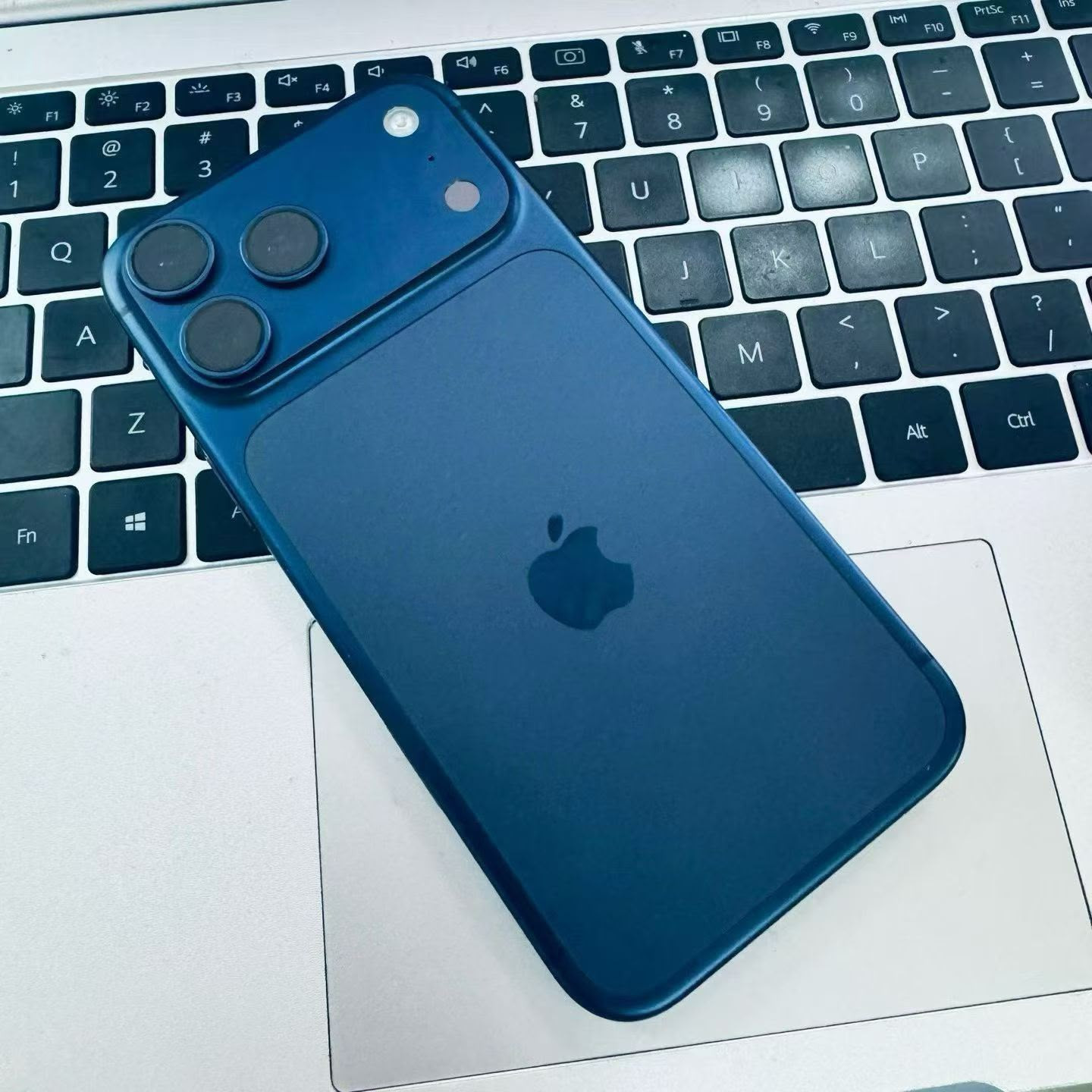 iPhone 17 Pro Max, bleu 512 Go, version brésilienne avec garantie - état quasi neuf (99%)