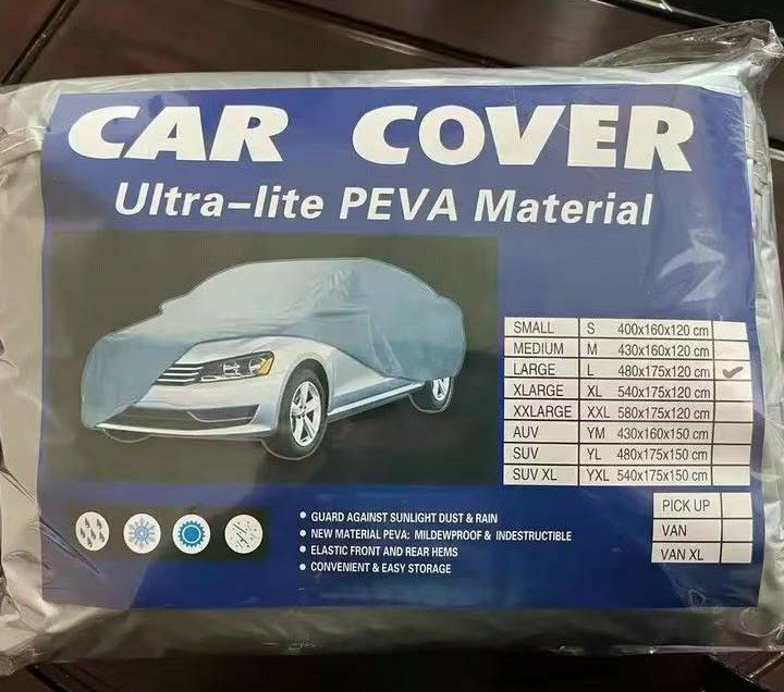 Housse de protection pour voiture en matériau PEVA ultraléger, avec un tableau des tailles et dimensions imprimé sur l'emballage.