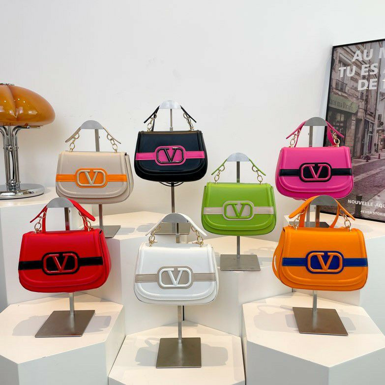 Sacs a main Kelly haut de gamme tendance collection de sacs à main pour femme inspirés du design Valentino Garavani VLogo, présentés dans un assortiment de coloris vifs et neutres