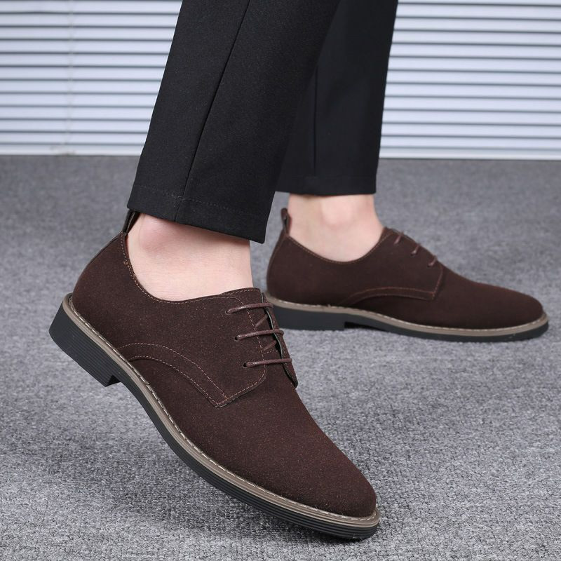Nouvelles chaussures décontractées givrées de grande taille pour hommes, chaussures en cuir à lacets britanniques à la mode, chaussures de style Oxford pour hommes sont conçues en faux daim avec une f