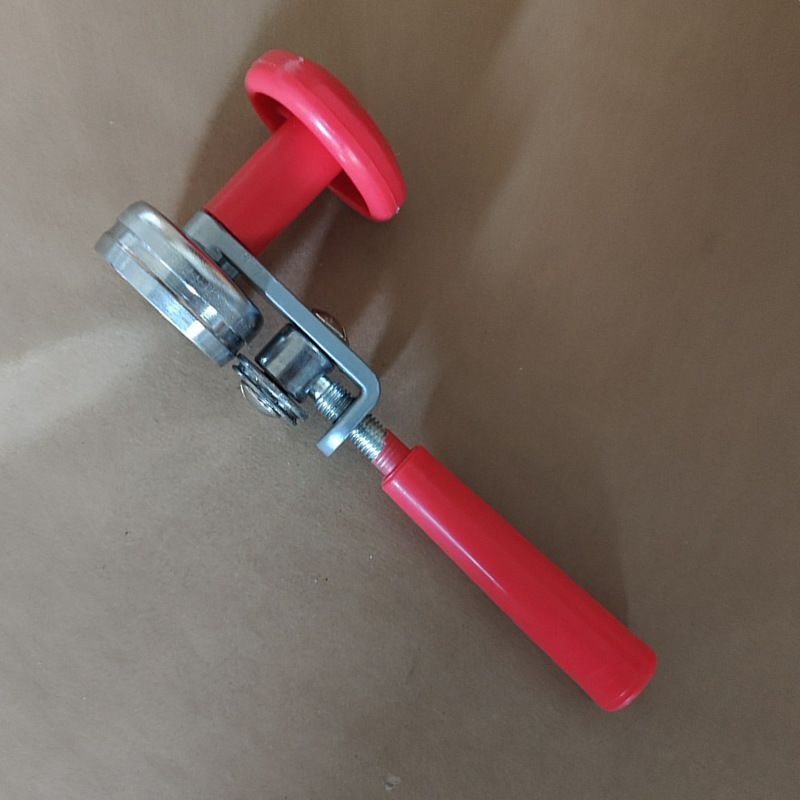Scelleuse manuelle pour canettes, un outil mécanique portable conçu pour sertir et fermer hermétiquement des couvercles de boîtes ou de bocaux.