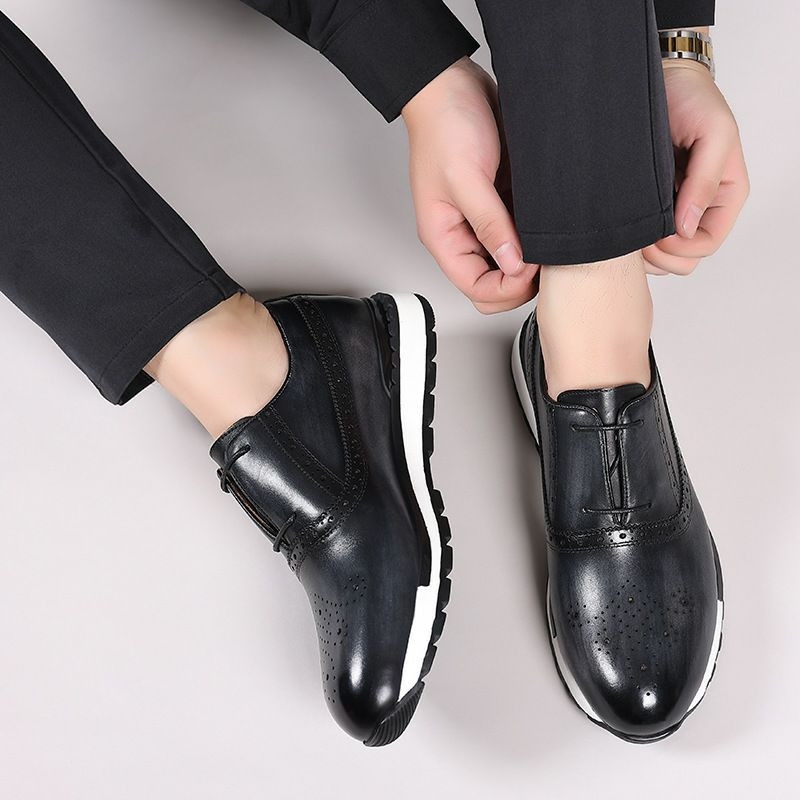 Chaussures décontractées pour hommes, disponibles en marron, noir, vert et bordeaux, sont souvent décrites comme des baskets en cuir de style Oxford ou Derby, avec des semelles en caoutchouc blanc