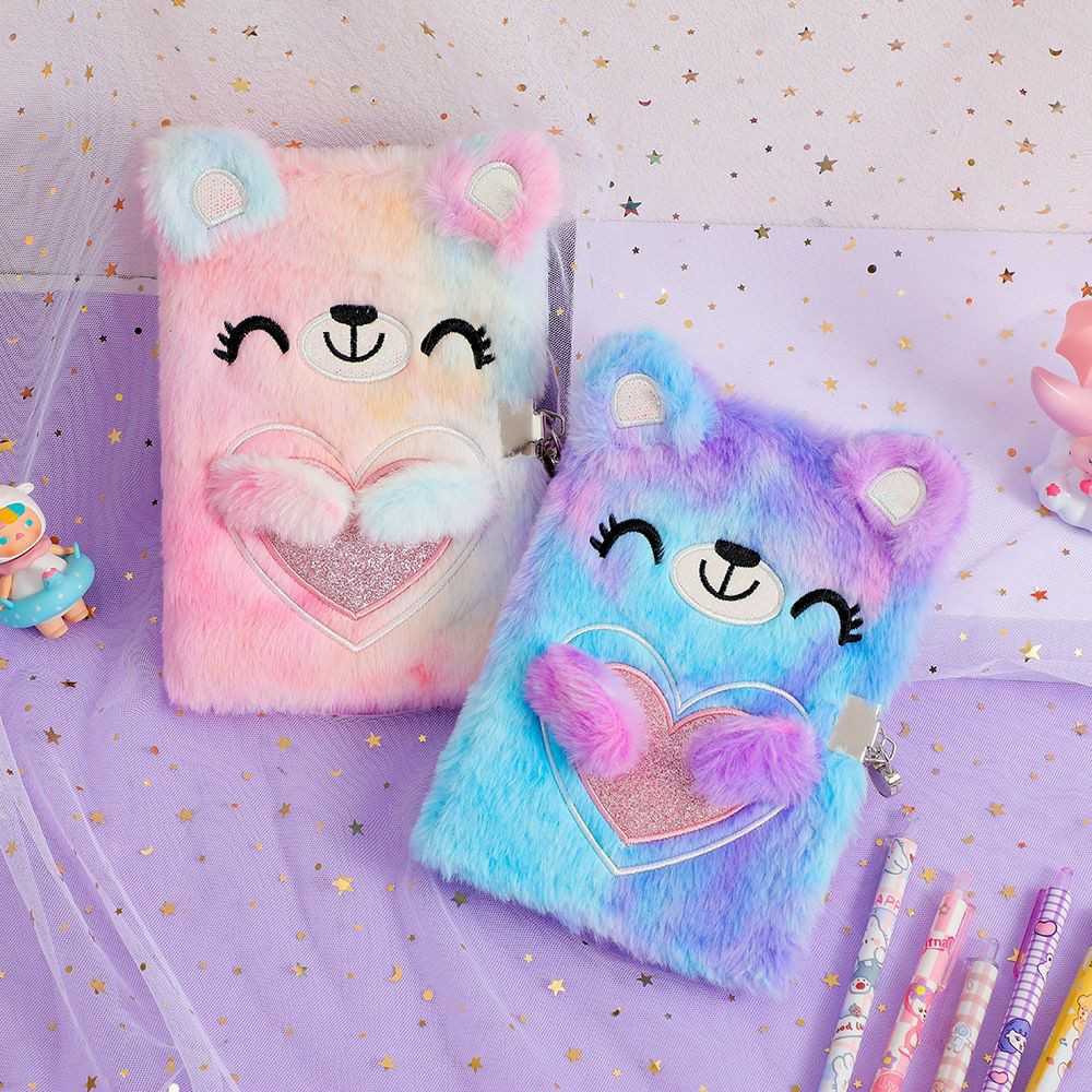 Journaux intimes en peluche tie-dye à l'effigie d'un petit ours possèdent une couverture ultra-douce et un cadenas pour garder tous les secrets en sécurité