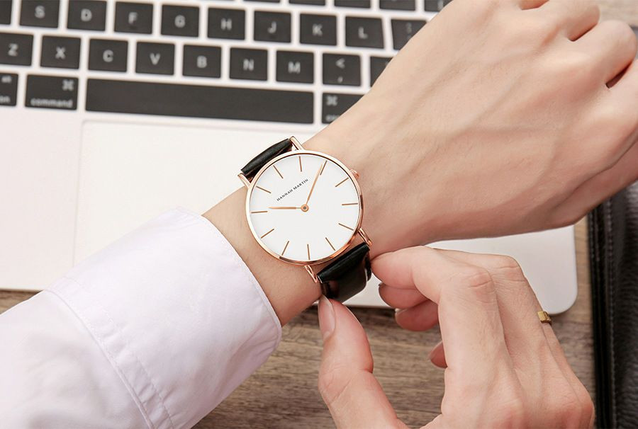 Montre-bracelet minimaliste de la marque Hannah Martin, caractérisée par un cadran blanc épuré, des index argentés et un bracelet en cuir Hannah Martin CB01 ceinture simple étanche nouvelle montre hom