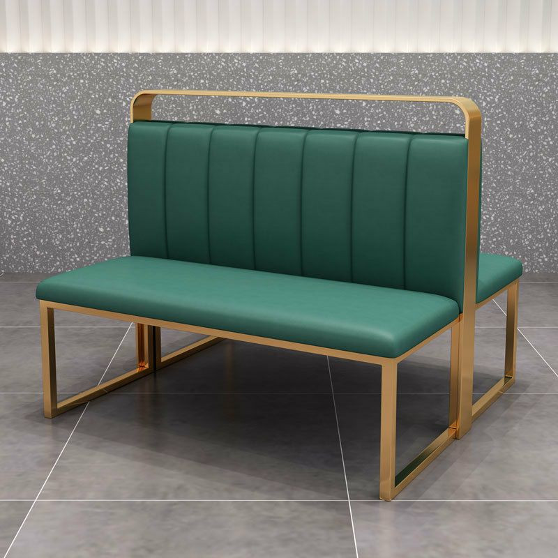 Chaise banquette double face mobilier de restaurant au design moderne, composé de banquettes capitonnées vertes avec structure métallique dorée