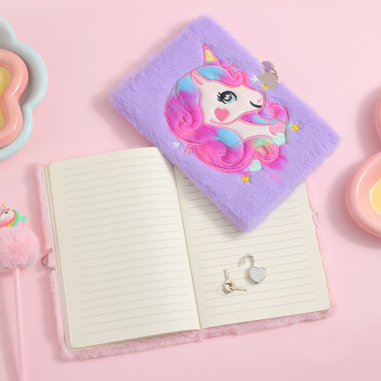 Journal intime pour enfants avec une couverture en peluche et un motif de licorne brodé muni d'un petit cadenas.