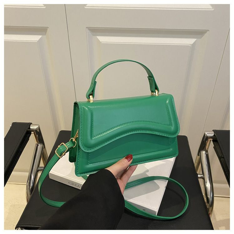 Sac a main tendance, collection présente des mini sacs à main pour femmes en similicuir, dotés d'une poignée supérieure et d'une bandoulière assortie, disponibles dans un choix de coloris vifs et neut